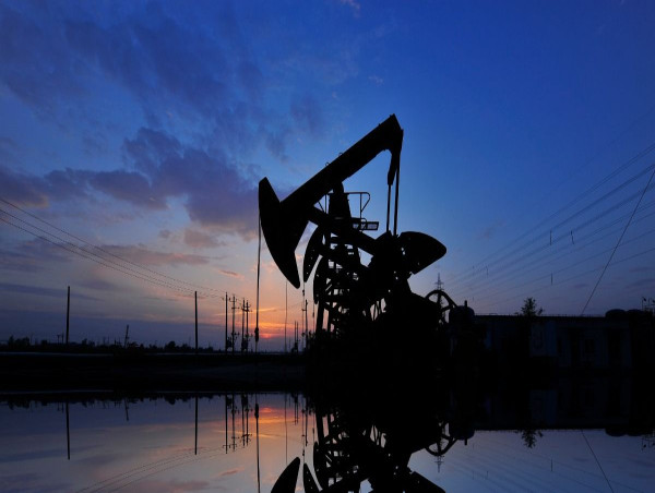  US crude stocks rise by 5.8 million barrels, but falling product inventories support prices 