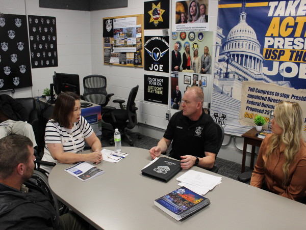  FCI Thomson Prison: Sen Duckworth Visits with AFGE 4070, Reaffirms Commitment to Address Staffing Shortages and Pay Cuts 