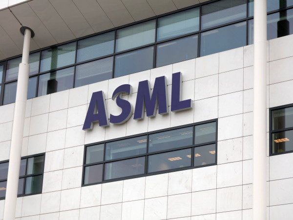  Dutch semiconductor giant ASML shares plunge 15%: here’s why 