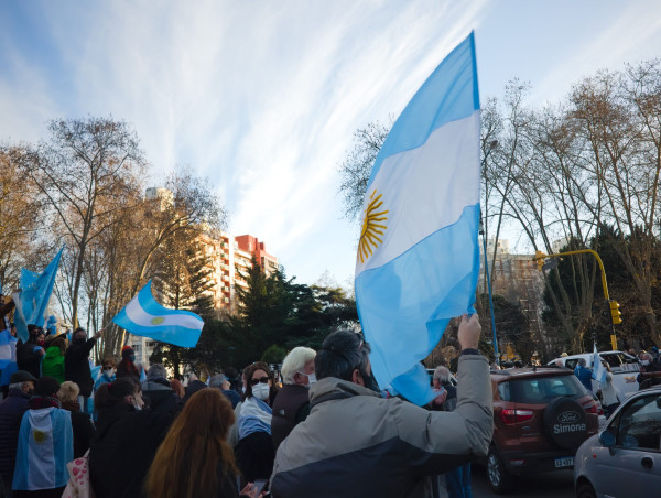  Argentina adopts flexible interest rate policy as it lifts capital controls 