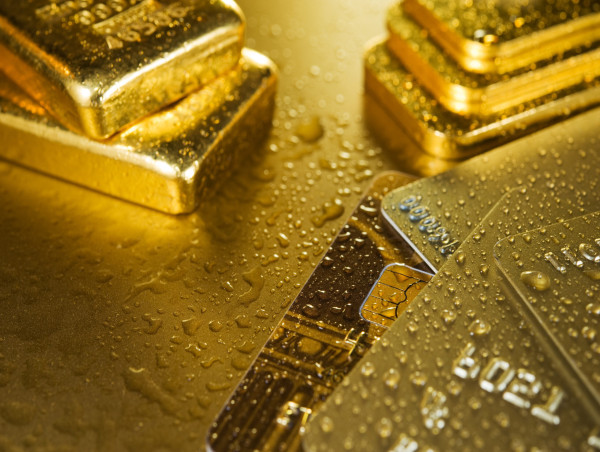  Gold prices climb on safe-haven demand and rate cut expectations; bulls target record $2,700/oz 