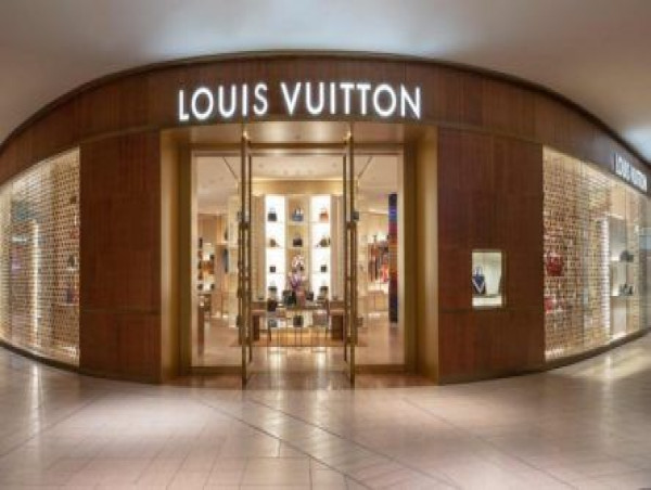 LVMH shares fall as Chinese consumer confidence weakens 