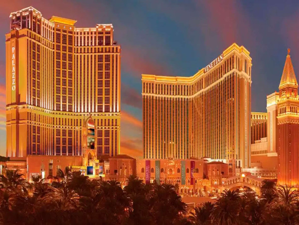 Palazzo Las Vegas: Spacious Suites, Diverse Dining, and Expansive Pool Deck on the Strip