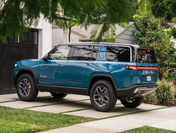  Rivian stock price is at crossroads, Nov. 9 will be key 