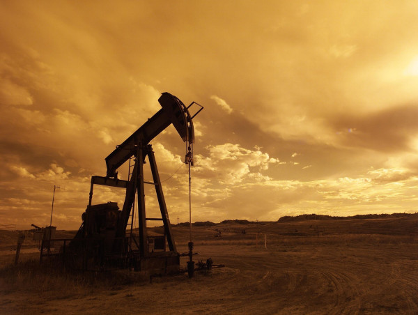  Oil prices continue to rise on heightened Middle East tensions 