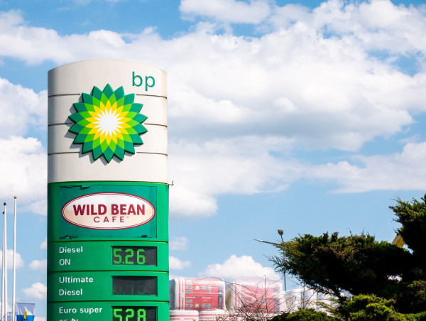  BP’s weakest earnings in years: should investors buy the stock amid lower oil prices? 