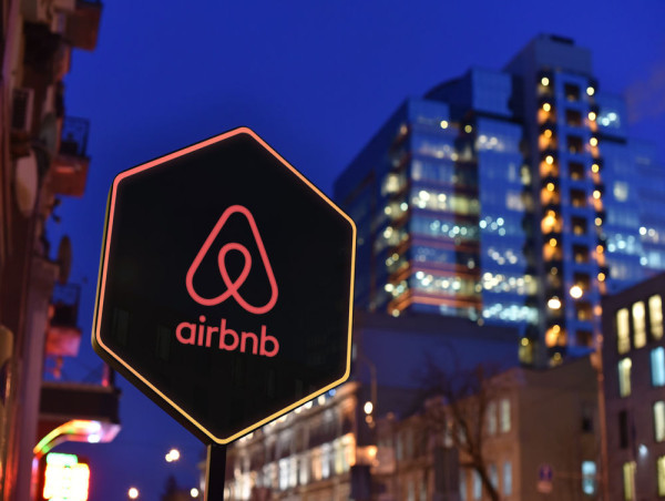  Airbnb stock sits and waits for earnings: buy or sell? 