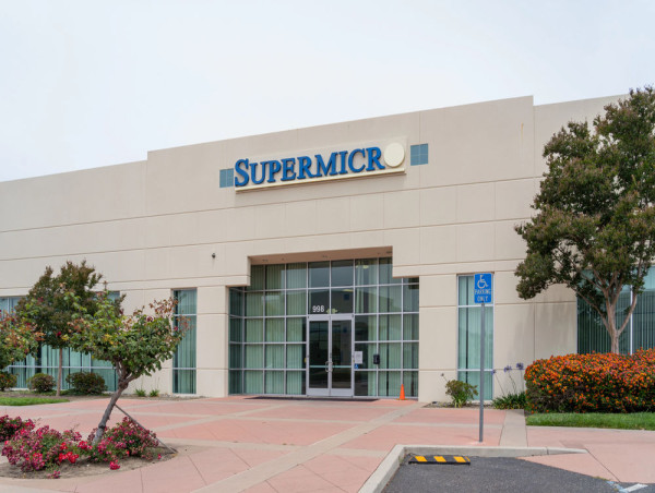  Super Micro stock plunges 17% on weak guidance, delayed results 