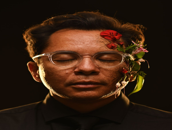  The Guatemalan-born folk singer/songwriter David Lindes is on a mission to heal with his album “Peace With a Lion