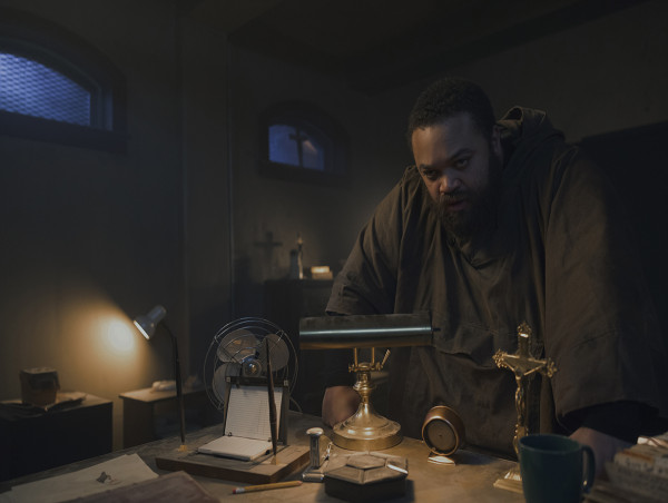  Actor KEVIN SAUNDERS Falls into Satanic Panic in New Peacock Horror Series ‘HYSTERIA!’ 