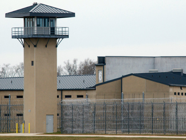  Thomson Federal Prison Faces Crisis: 130 Vacant Positions After Pay Cuts by BOP Director Peters 