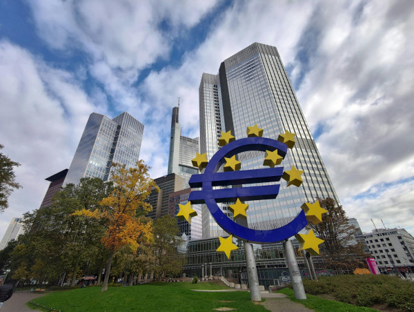  Why is the eurozone falling behind in the global economy scorecard? 