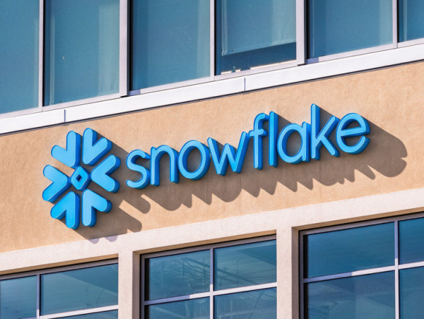  Snowflake stock jumps 33% on Thursday, analysts see more upside potential 