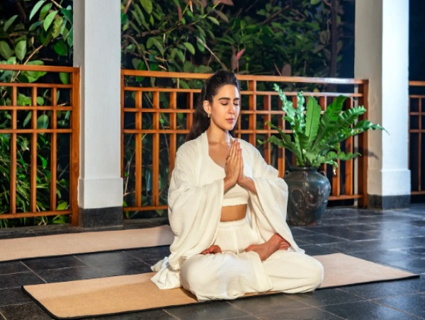  Sara Ali Khan Curates and Hosts an Exclusive Wellness and Yoga Retreat on Airbnb 