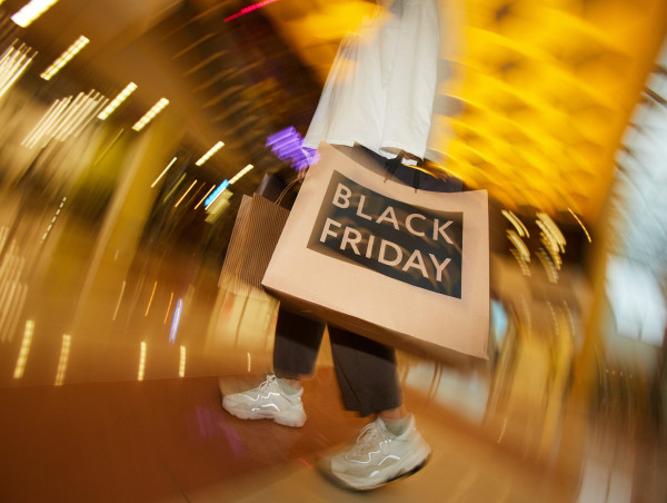  Black Friday online spending hits $10.8B, fueled by discounts and mobile shopping 