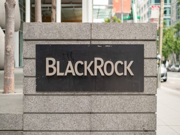  Why is BlackRock spending billions to expand in private credit 