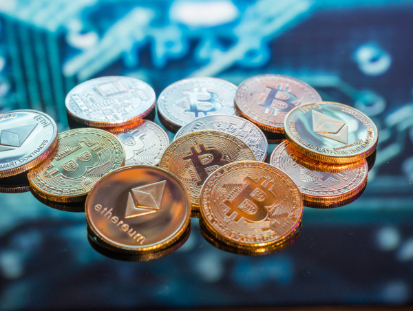 Crypto market snapshot, Dec 10 morning: Bitcoin holds at $96K as altcoins plunge