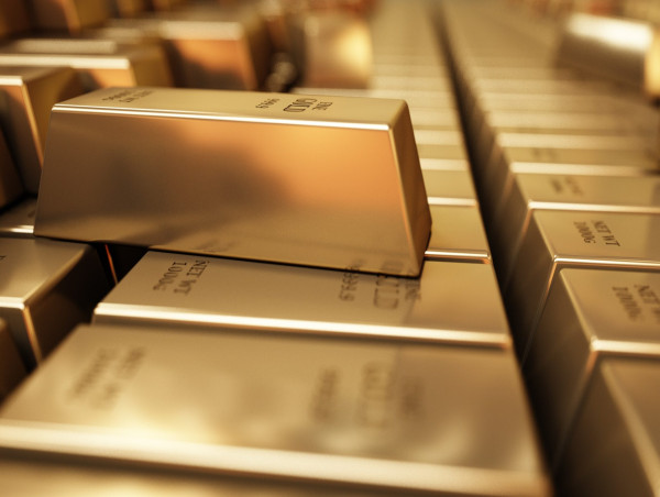 Gold hits near 1-month high on safe-haven demand; momentum favours bulls