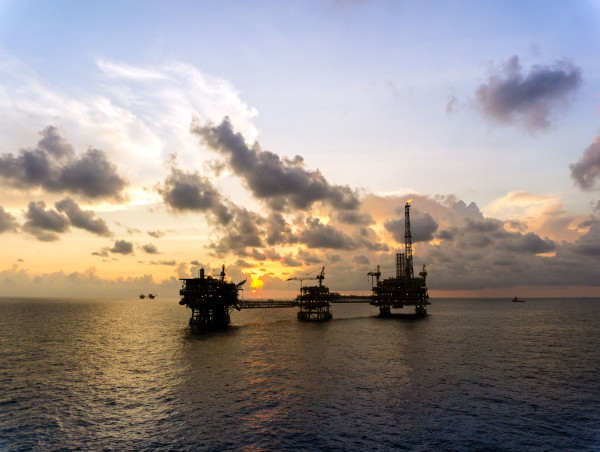 Crude oil poised for weekly gains despite rising supply challenges