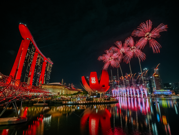  DAZZLING FIREWORKS LIGHT UP THE BAY AT MARINA BAY SINGAPORE COUNTDOWN 2025 