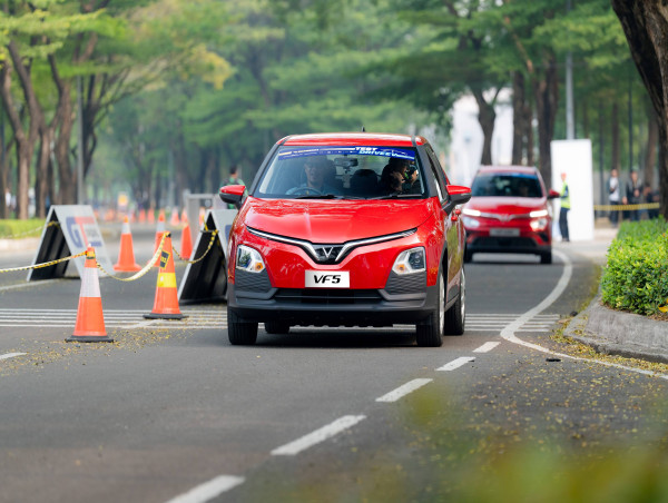  VinFast Delivers First VF 5 Electric Vehicles to Indonesian Customers, Expanding Its Southeast Asian Presence 