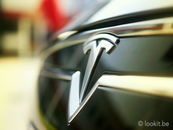  Tesla (TSLA) drops after BofA downgrade, but bulls remain optimistic: what investors need to know 