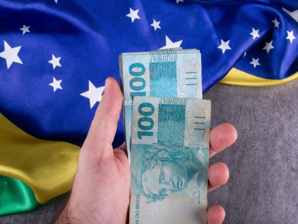  Brazilians drain savings for fourth straight year, central bank confirms 