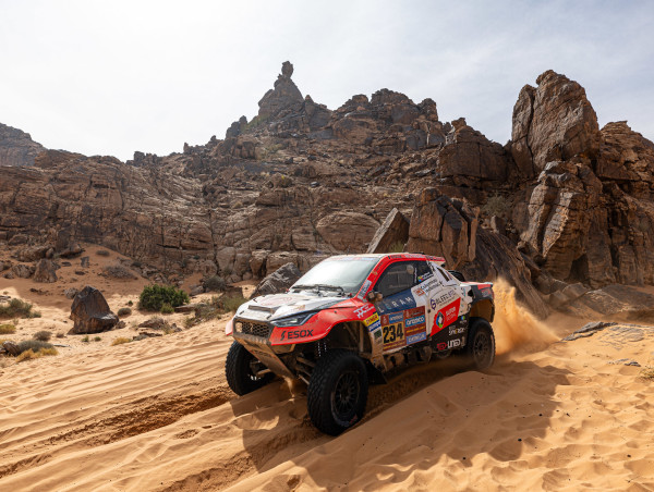  Aliyyah Koloc shows fighting spirit in challenging first Dakar week 