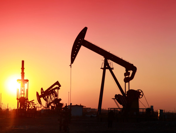  Oil prices ease slightly but hold near highs; market surplus faces decline 