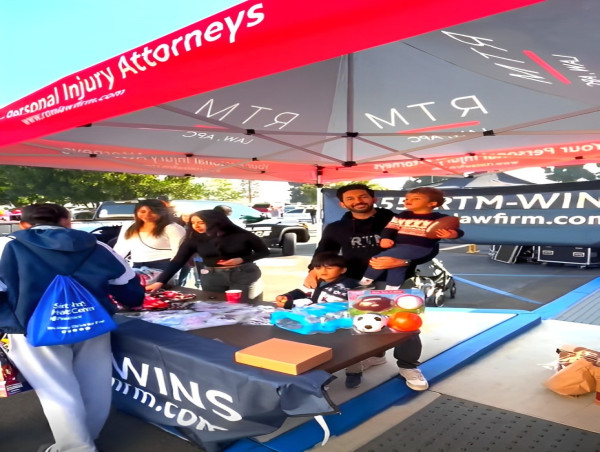 RTM Law Firm Joins the El Monte Police Department to Bring Holiday Cheer