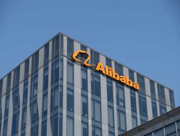  Alibaba stock forms a triangle pattern: is a rebound coming? 