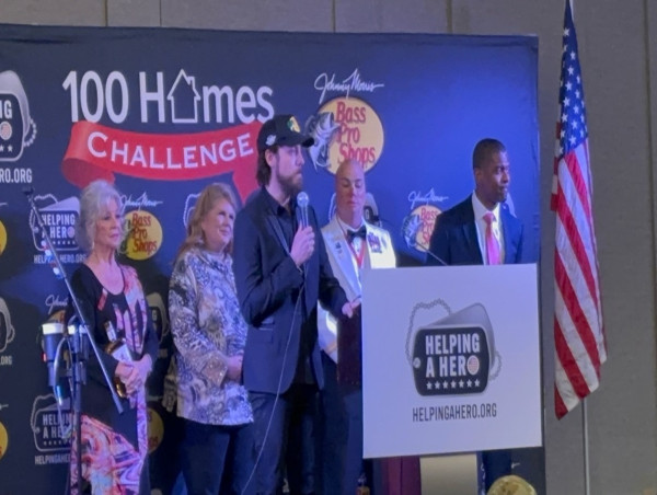  Chris Janson Performs at Salute to America Brunch – Surprises Hero Mark Geist with New Adapted Home Announcement 