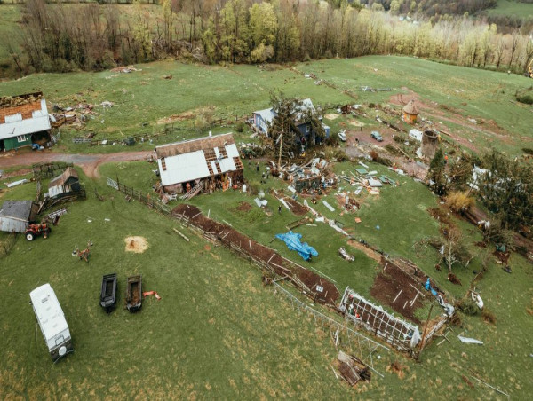  Red alert in Ireland: Storm Éowyn leaves 93,000+ homes dark, travel halted 