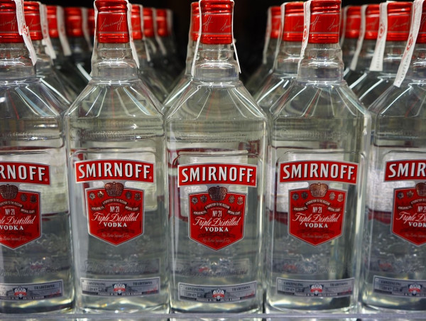  Diageo share price falls as company removes sales growth guidance amid tariff uncertainty: what investors need to know 