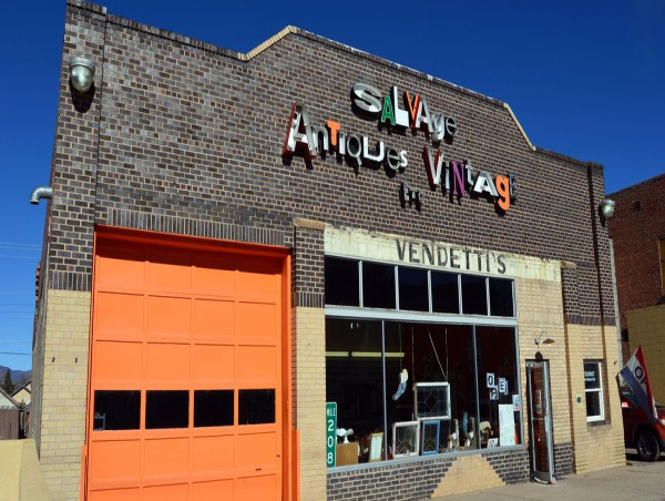  Salvage Antiques Vintage Etc.: Preserving History and Supporting Small Business Transitions Through the ‘Silver Tsunami‘ 