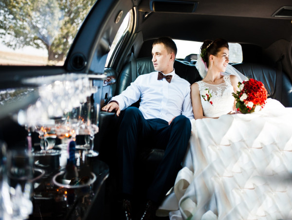  Enhancing Weddings and VIP Events with Luxury Transportation 