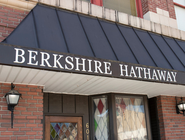  Berkshire Hathaway shares hit record high after strong earnings 