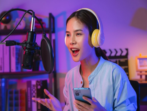 Investing Snacks Expands Financial News Coverage to the Communication Services Sector