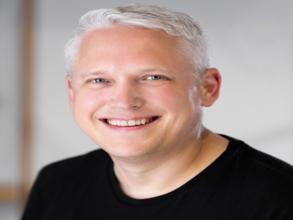 Business Technology Expert Highlights the Urgent Need for AI Adoption