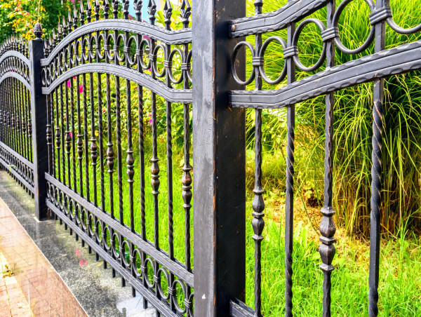  Determining the Right Time to Repair or Replace a Fence: Structural, Safety, and Property Considerations 