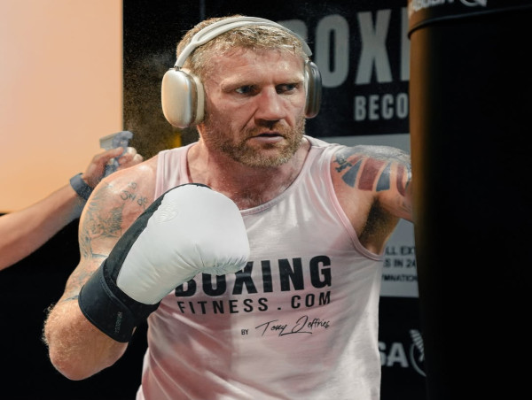  Tony Jeffries Makes History with 147,218 Punches in 24 Hours — A World Record the Whole World Watched 