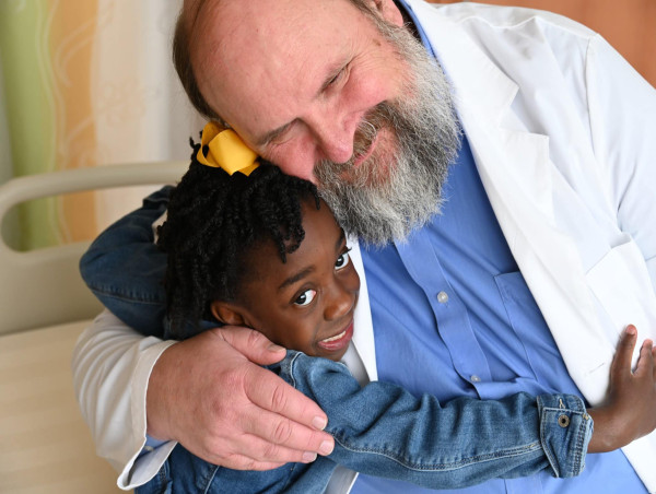 Shriners Children’s St. Louis Surgeon Dr. J. Eric Gordon Receives Prestigious Humanitarian Award