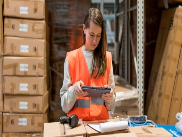 Die Versandplattform Shipstage präsentiert den überarbeiteten Versandkostenrechner für den Online-Handel
