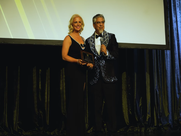  VETCOMM US CEO Kate Monroe Honored with Veteran Media Advocate Award at Military & Veterans Entertainment Awards Gala 