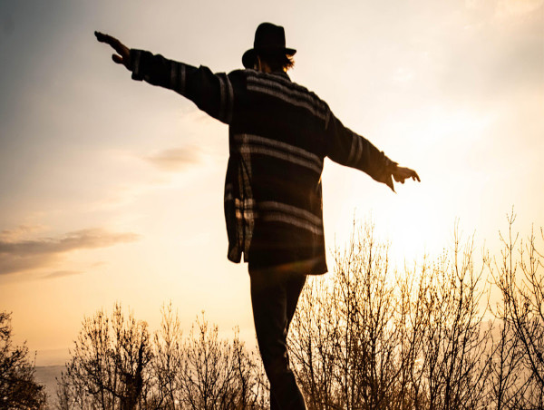 New Music Alert Moments from Multi Talented Austrian Singer Songwriter Yunger 