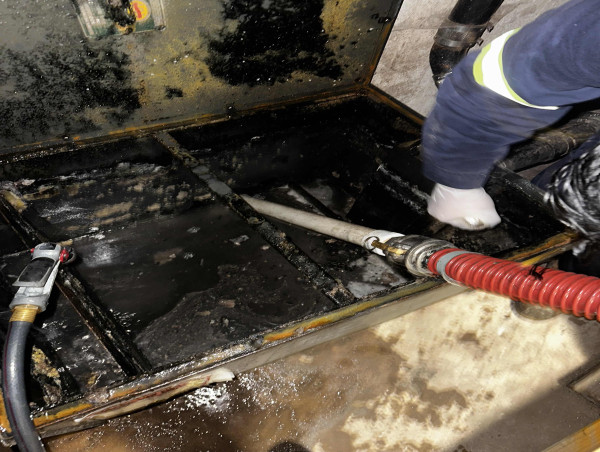  Waste Oil Pickup and Grease Trap Cleaning: NYC Restaurants’ Grease Battle in Queens and Brooklyn 