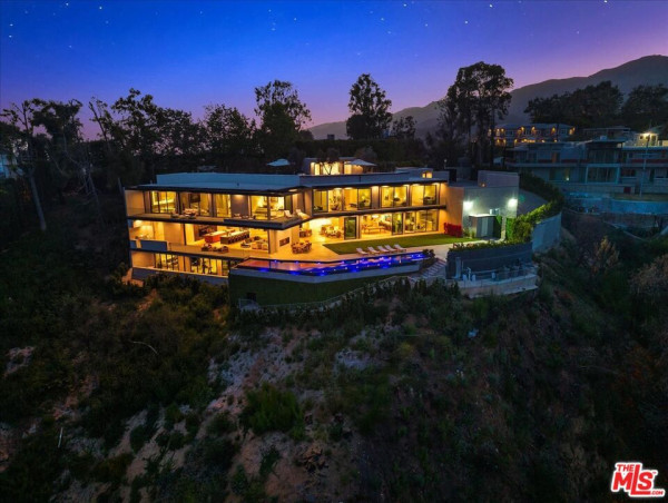  Design Legacy Meets Unrivaled Views at Newly Completed Pacific Palisades Estate 