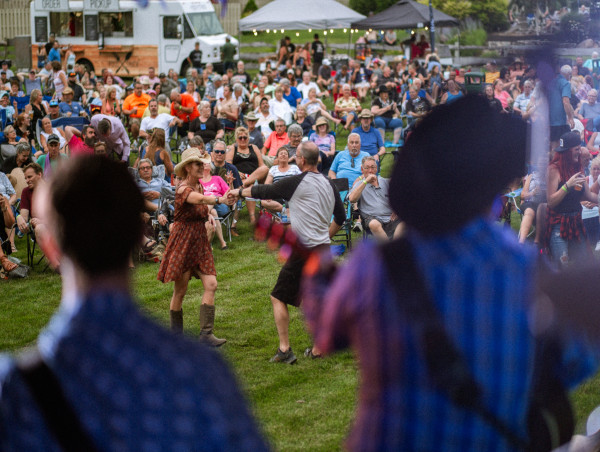  A Summer Evening In The Wide Open Countryside with Live Music at Fair Oaks Farms 