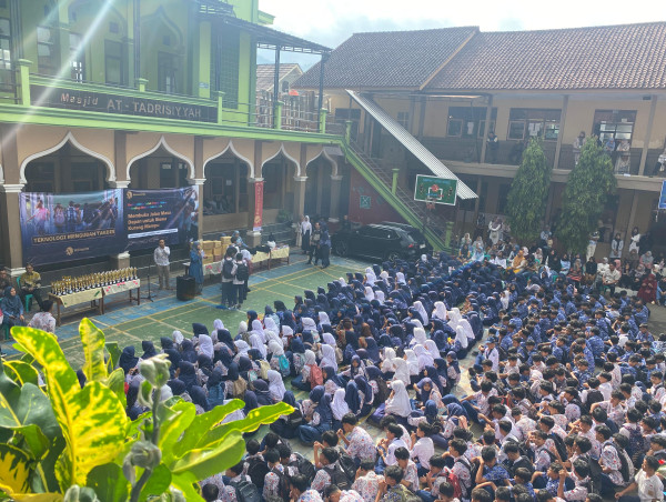  BintangChip Buka Jalan Masa Depan Siswa Melalui Bantuan Pendidikan di SMPN 1 Cikijing 