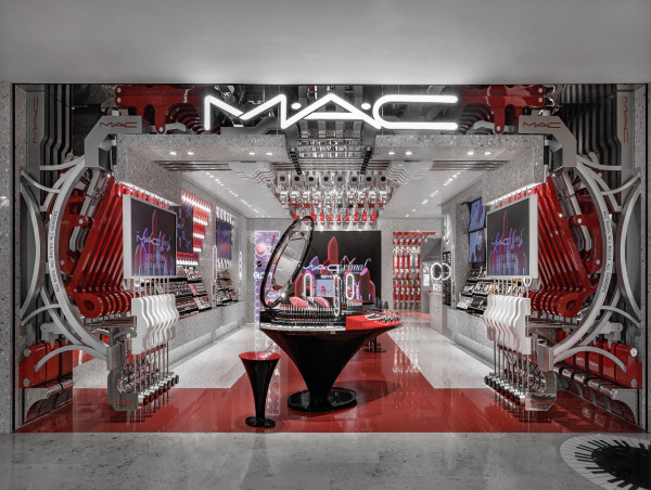  M·A·C Cosmetics Unveils Bold New China Flagship That Turns a Grand Piano into a Beauty Playground 